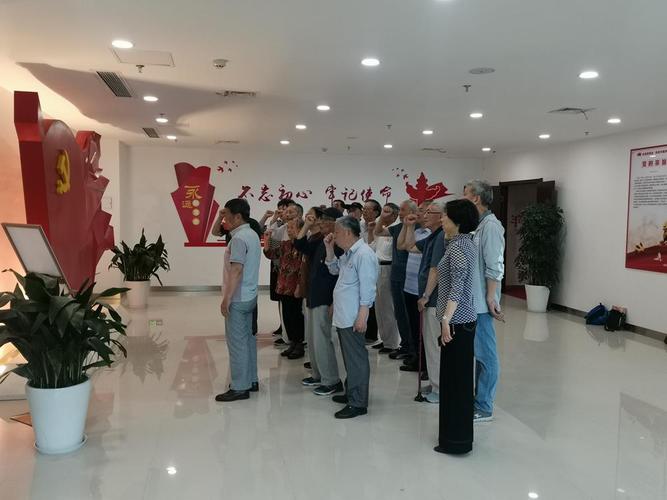 最后,在南通博物苑,一行人參觀了張謇生平展陳,了解了張謇興辦實(shí)業(yè)救